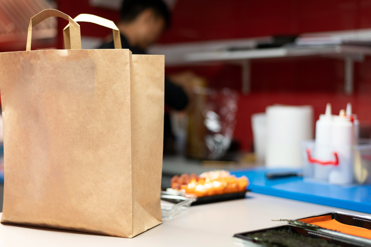 tele entrega de sushi para simbolizar um restaurante delivery