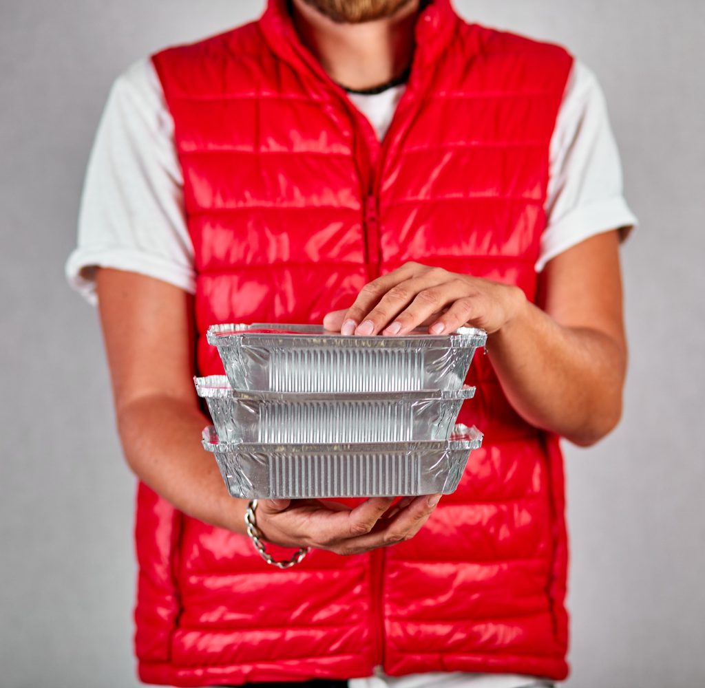 entregador segurando comida para delivery de restaurantes