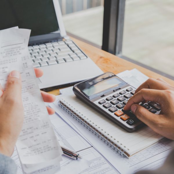 pessoa calculando para evitar inadimplência