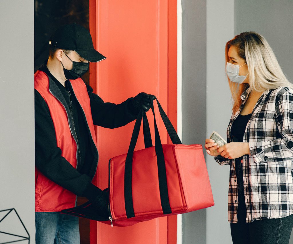 entregador fazendo a entrega para uma cliente