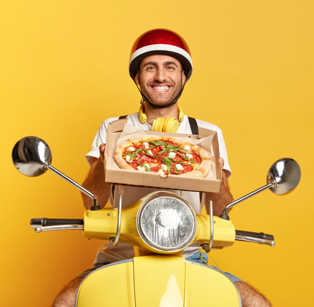 entregador de pizzas com sua moto