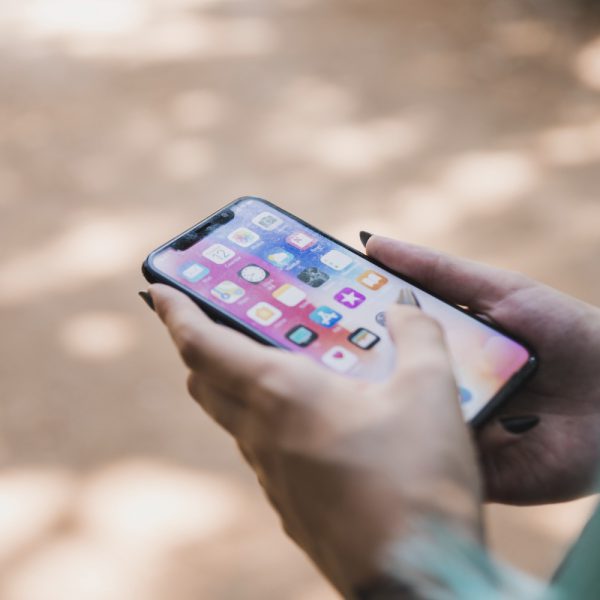 pessoa mexendo no celular