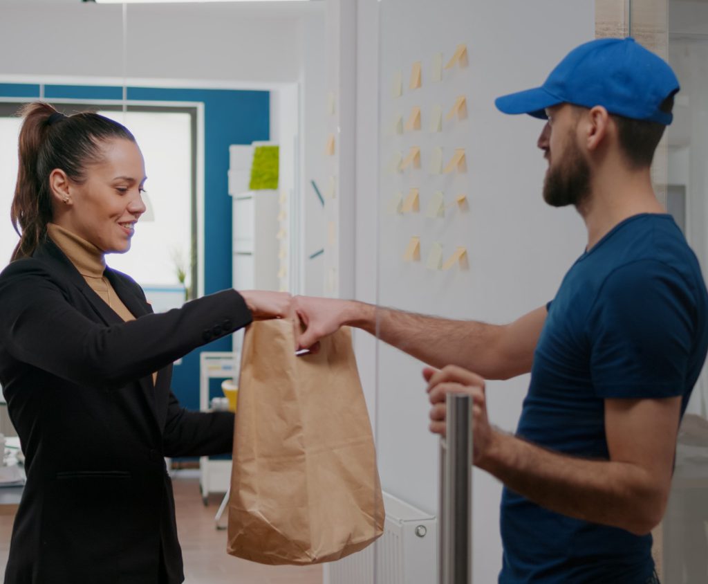 cliente recebendo entrega