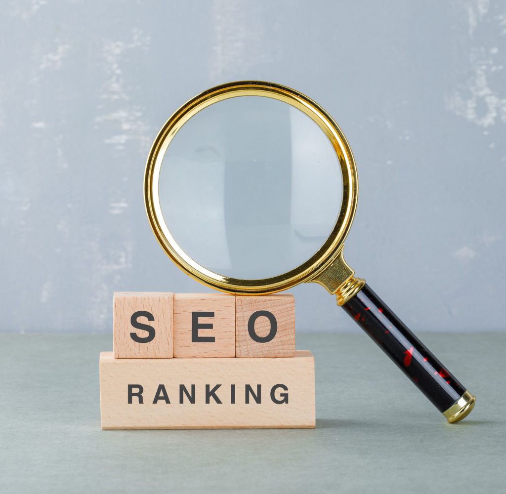 uma lupa e as palavras seo e ranking em quadrados