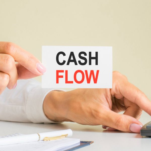 pessoa com a mensagem cash flow escrita em um cartão